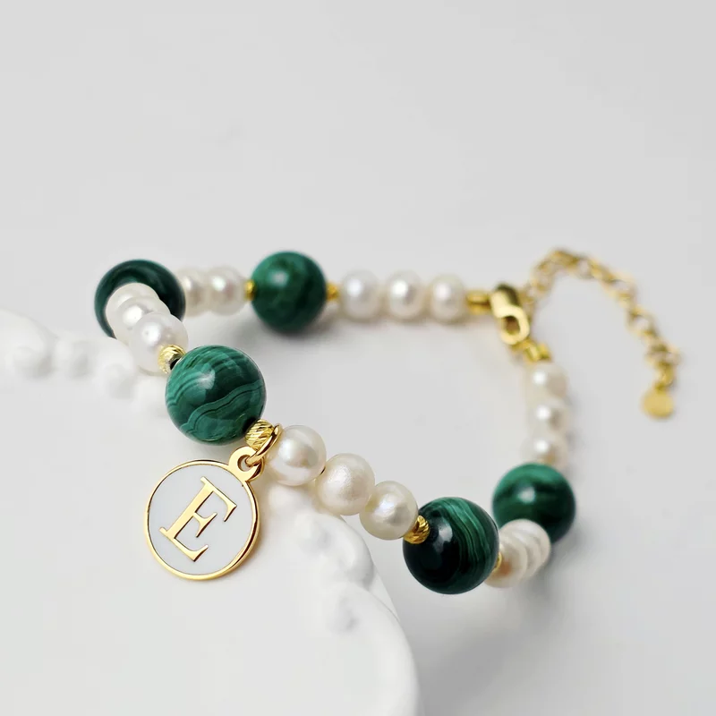 Bratara cu Perle & Malachit - Initiala in email alb - Model alternanta eleganta de perle, bilute si malachit - Argint 925 placat cu Aur galben 18K picture - 2