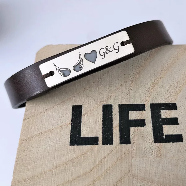 Bratara cu placuta gravata simbol aripi, inimioara si initiale - Argint 925, piele