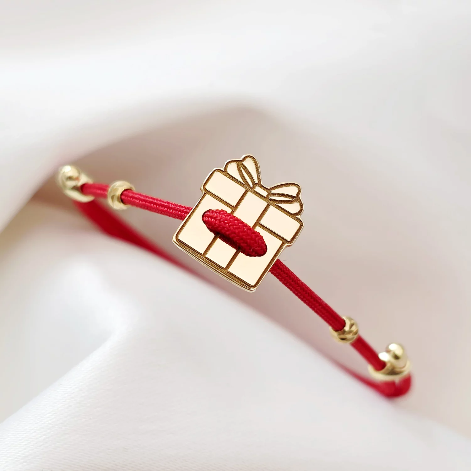 Brățara Cutie de cadou - Șnur rosu Gros si 2 bilute de 3 mm - Argint 925 placat cu Aur Galben 18K