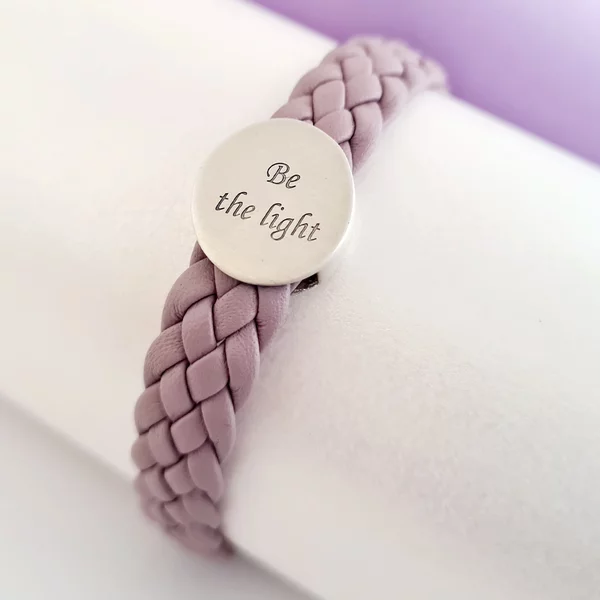 Bratara personalizata cu Charm 3D Capsula - Argint 925 cu aspect mat - Piele impletita roz lila - Inchizatoare clips din otel inoxidabil