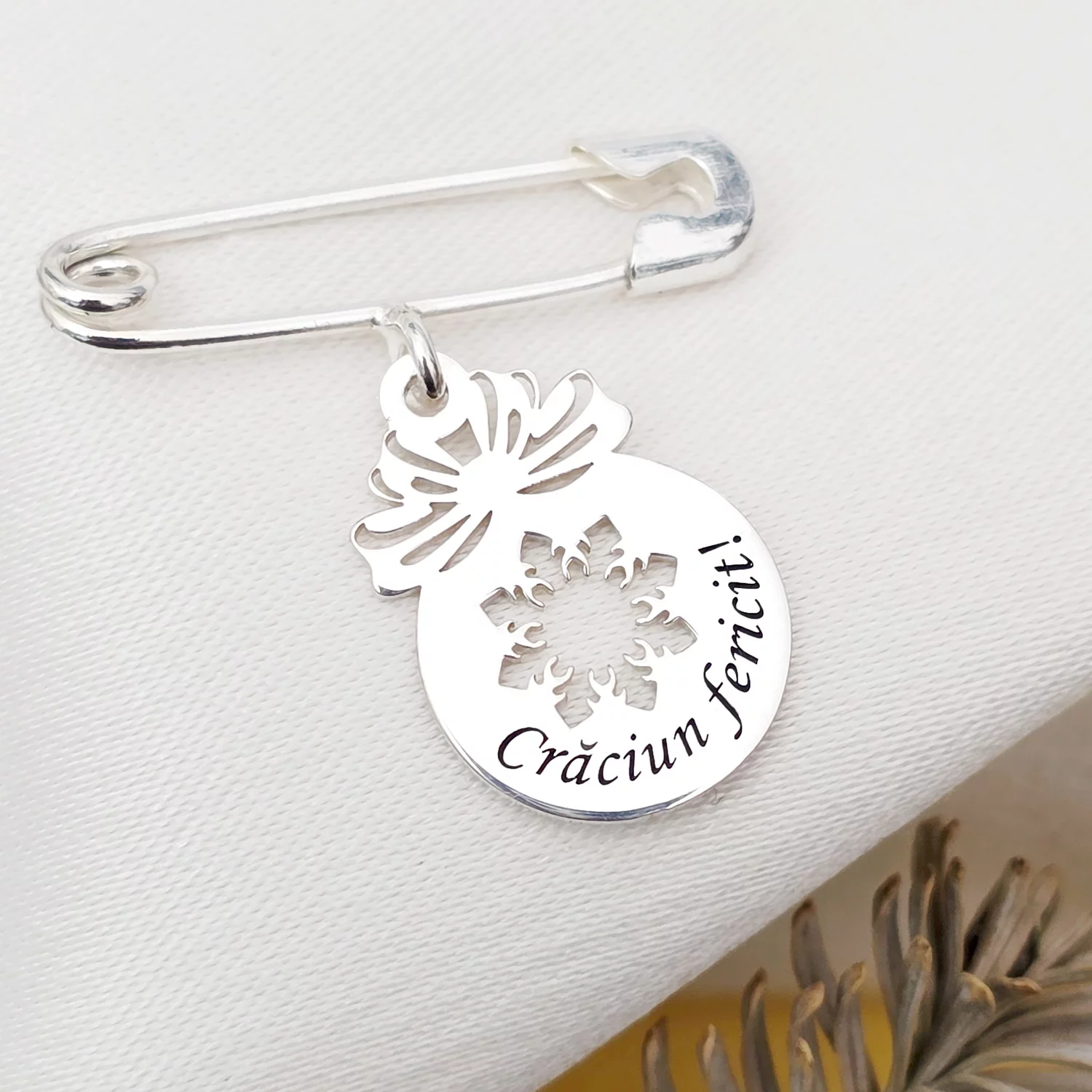 Brosa Ac de siguranta - Pandantiv Glob cu fulg de nea decupat– Argint 925