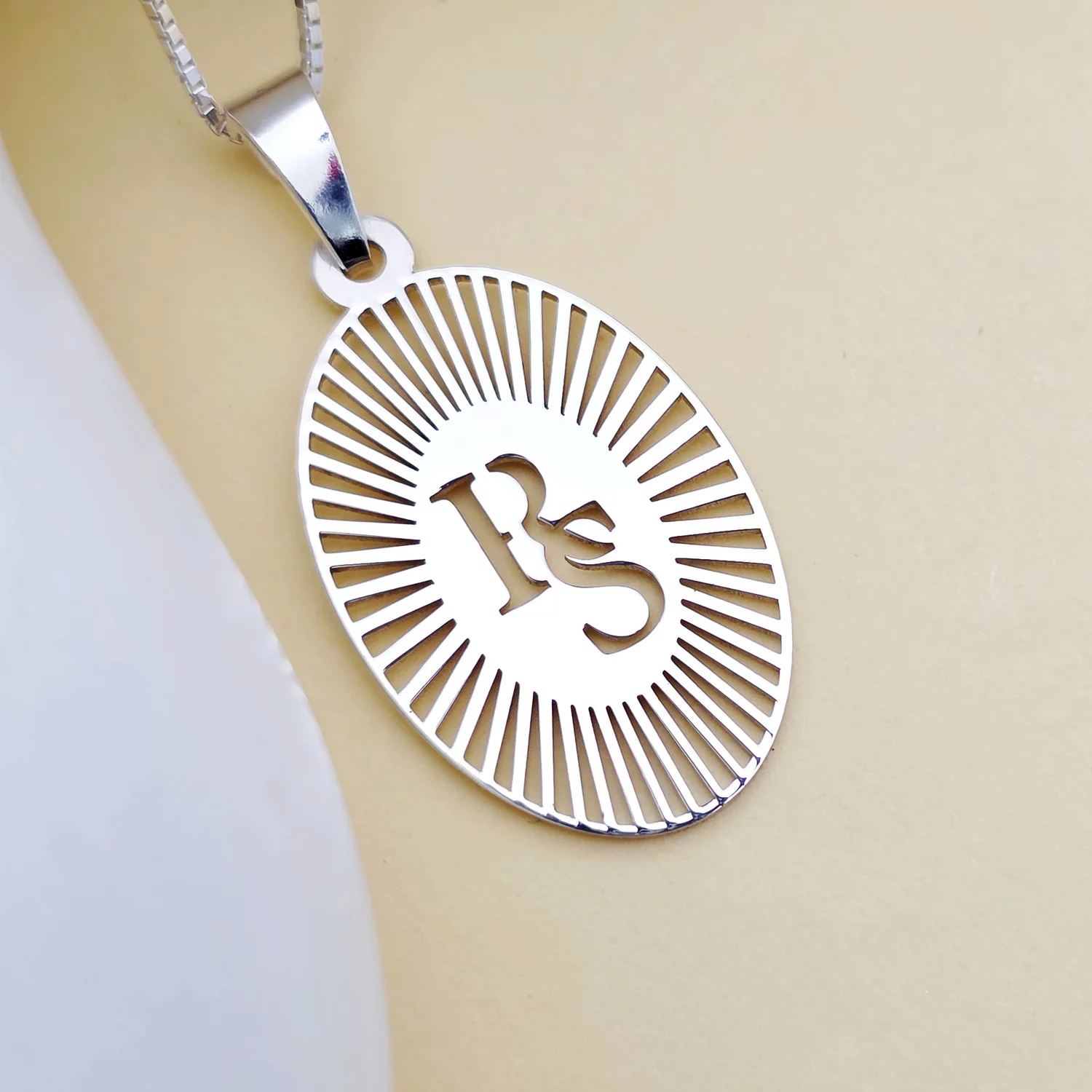 Lantisor cu medalion Oval si decupaje - initiale personalizate - Argint 925