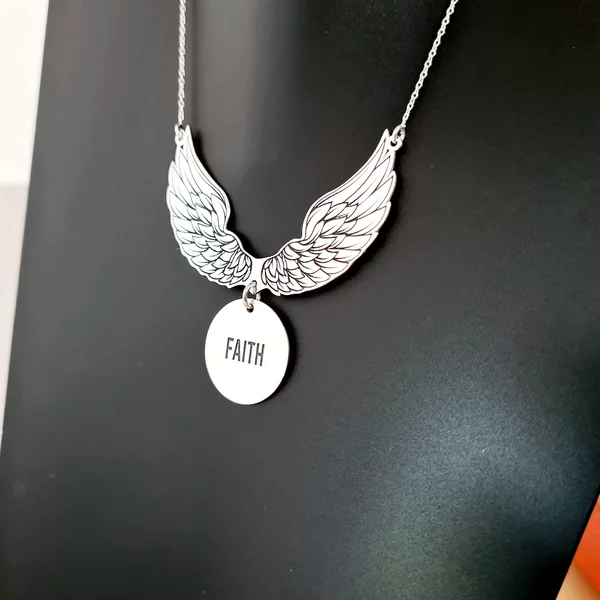 Lantisor cu pandantiv aripi si banut cu mesaj gravat - Argint 925