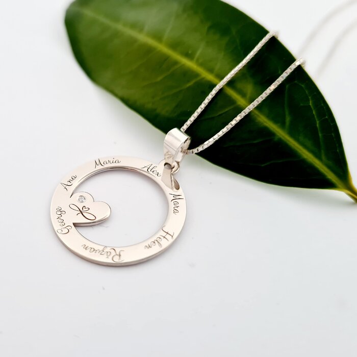 Lantisor personalizat cu Diamant Natural – Pandantiv disc cu nume si simbolul infinit al iubirii – Argint 925 Rodiat (toate)