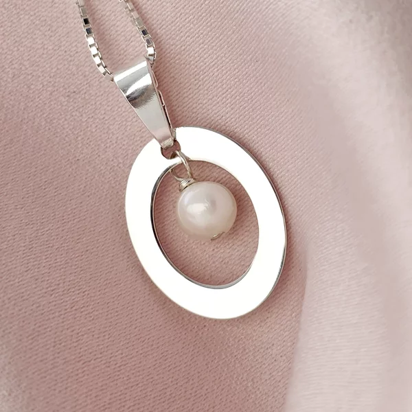 Lantisor cu pandantiv oval - decupat la interior si charm picatura de Perla - Argint 925