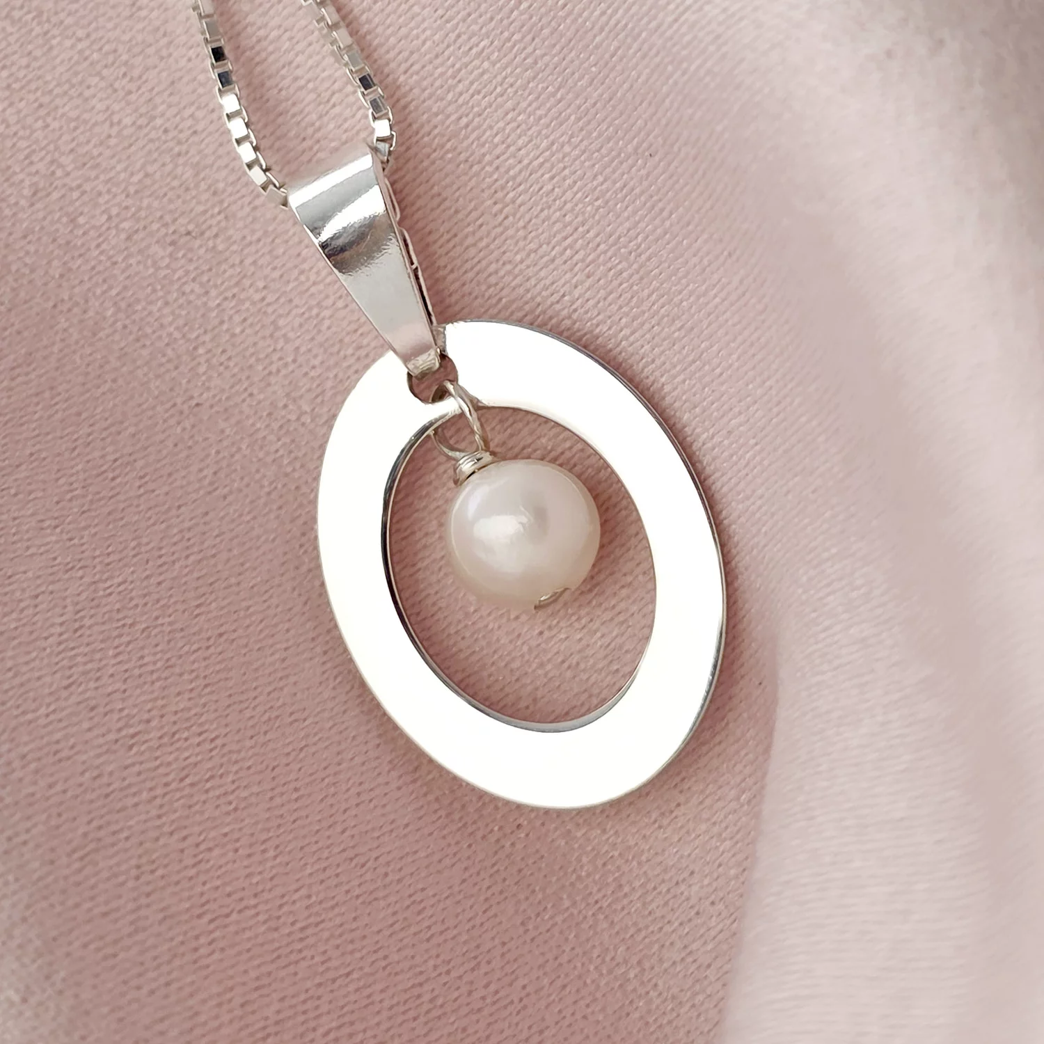 Lantisor cu pandantiv oval - decupat la interior si charm picatura de Perla - Argint 925