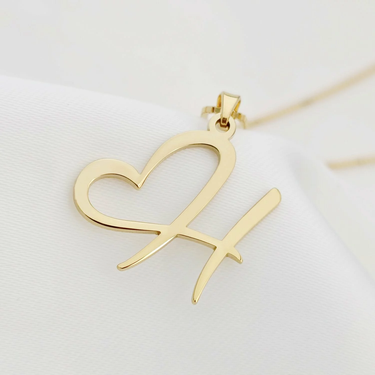 Lantisor personalizat - Pandantiv cu initiala personalizata si inima - Argint placat cu Aur Galben 18K
