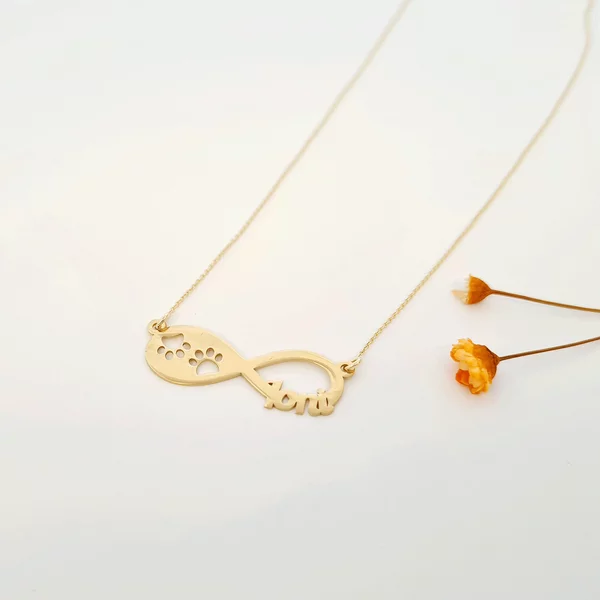 Lantisor personalizat - Pandantiv Infinit cu nume si labute decupate - Aur Galben 14K