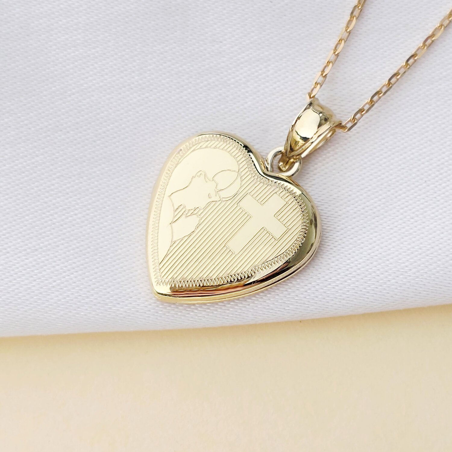 Medalion inima cu poze in interior - Little Prayer Girl - Argint 925 placat cu Aur Galben 18K
