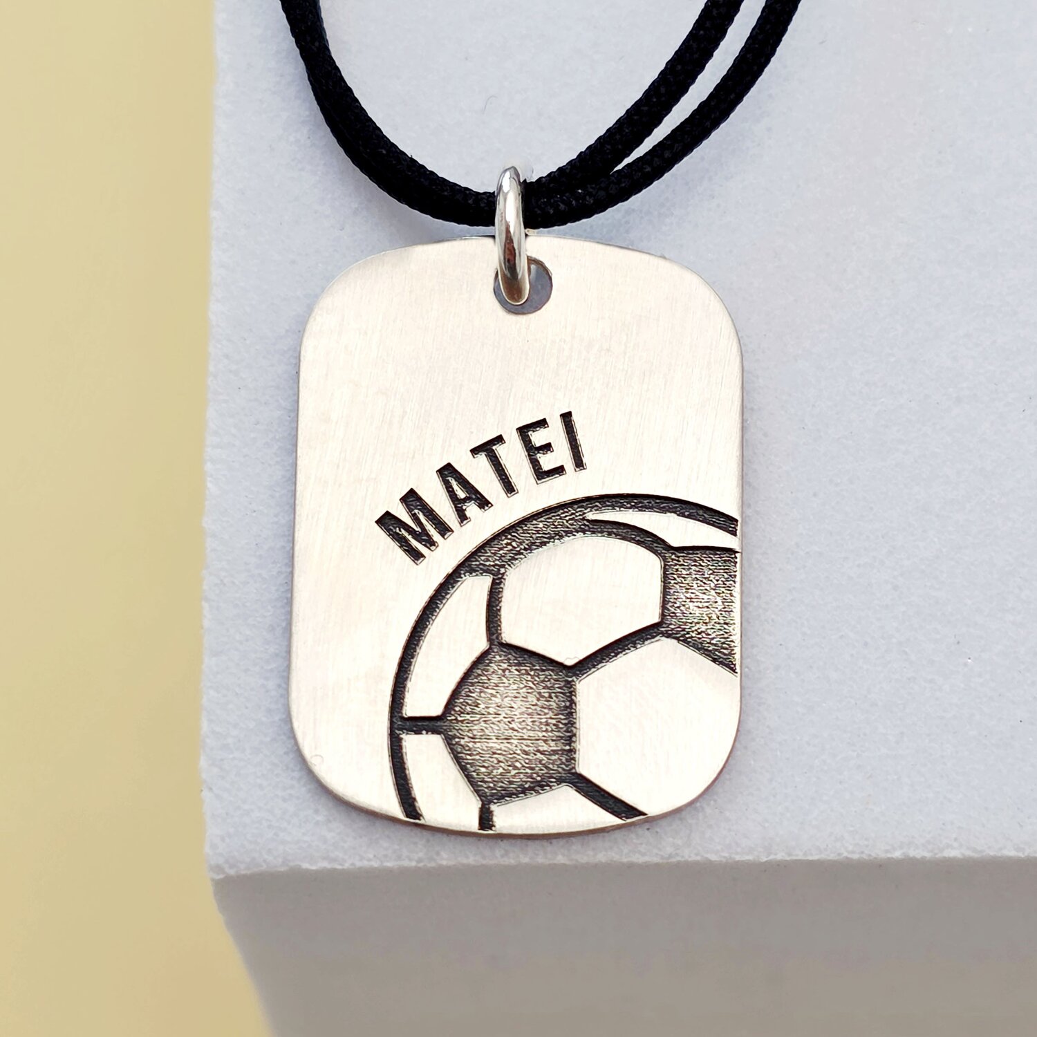 Pandantiv placuta personalizata - Nume si minge de fotbal - Argint 925 - Snur colorat