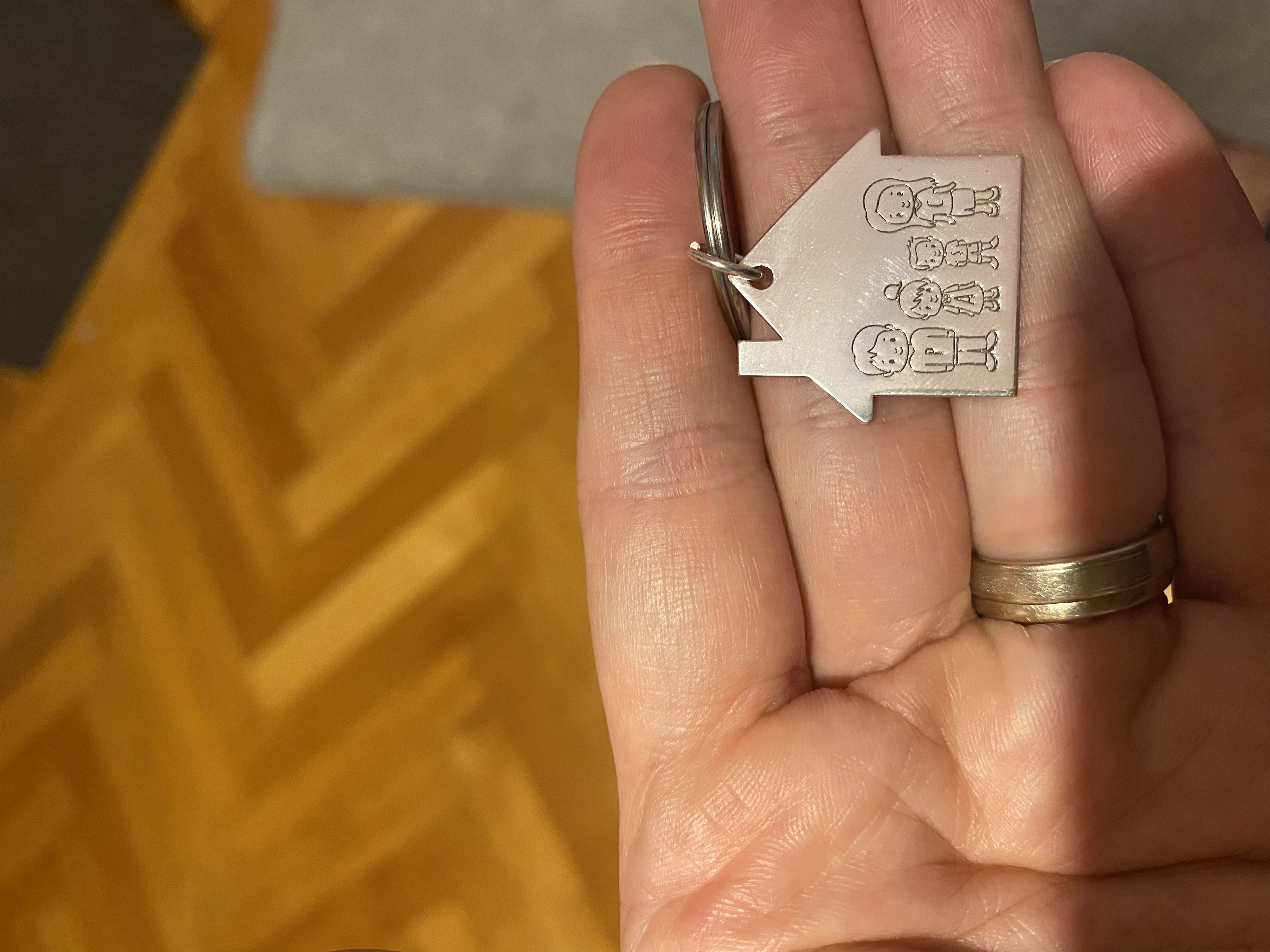 Recenzie Breloc Casuta cu membri familie gravati -Mama, Tata si 2 copii - Argint 925, otel inoxidabil - Cristina L.