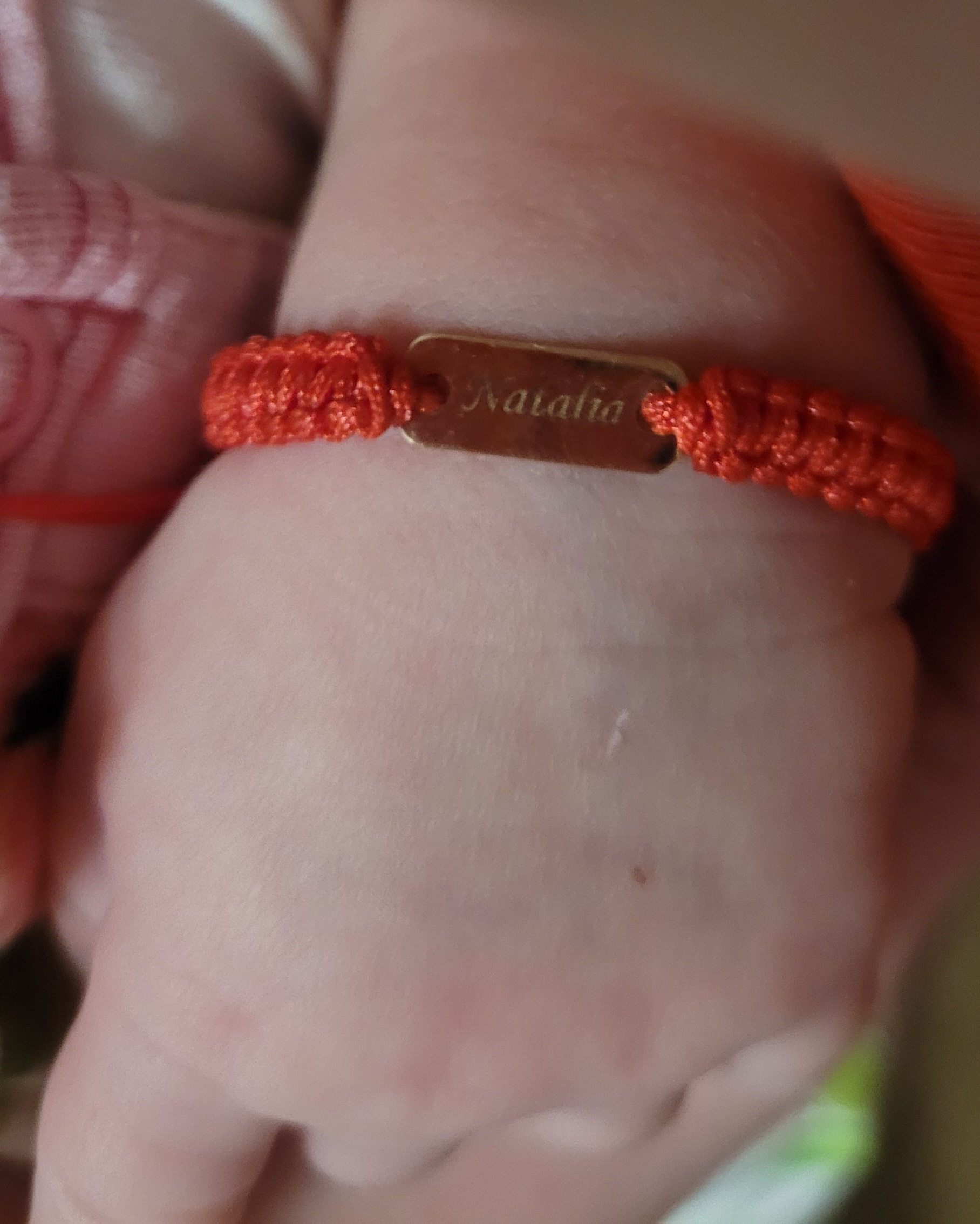 Recenzie Bratara Placuta cu nume - Aur Galben 14k - snur reglabil rosu bebe - Mirela N.