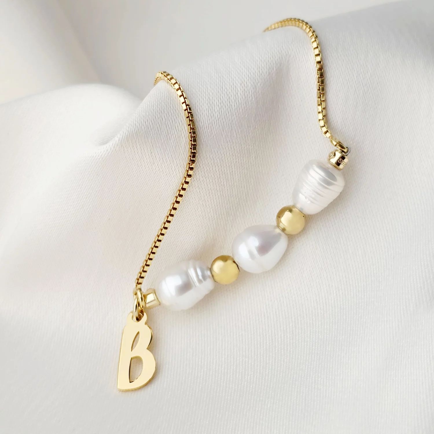 Bratara cu Perle si Initiala - Model elegant cu 3 perle, bilute si lantisor glisant - Argint 925 placat cu Aur galben 18K