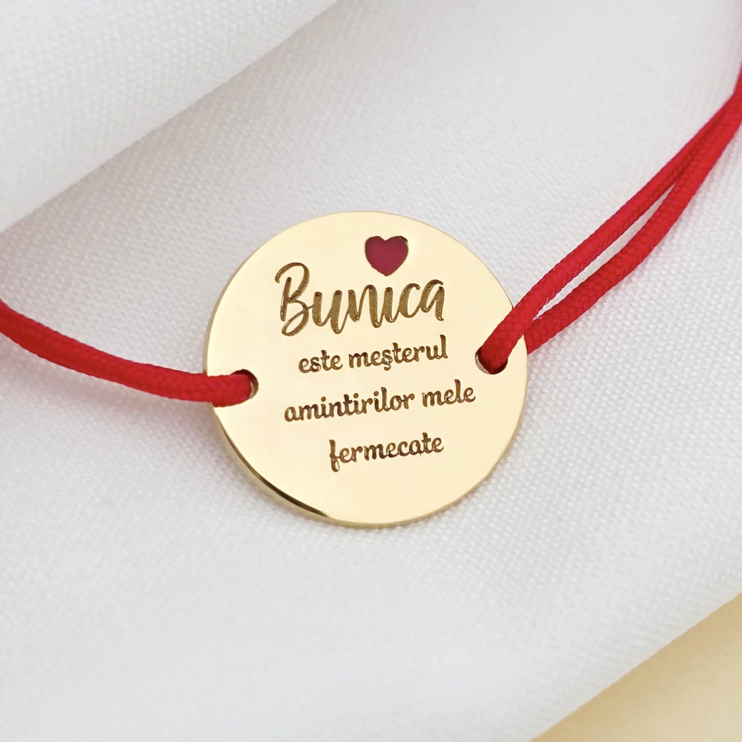 Bratara festiva - Bunica mesterul amintirilor - Banut gravat si simbol inima cu email - Argint 925 placat cu Aur Galben 18K - Snur reglabil