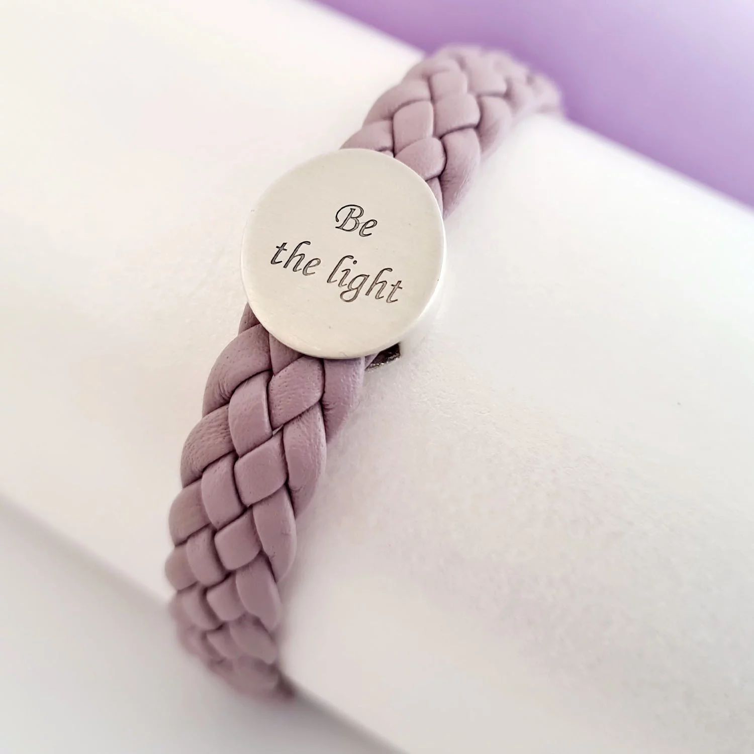 Bratara personalizata cu Charm 3D Capsula - Argint 925 cu aspect mat - Piele impletita roz lila - Inchizatoare clips din otel inoxidabil