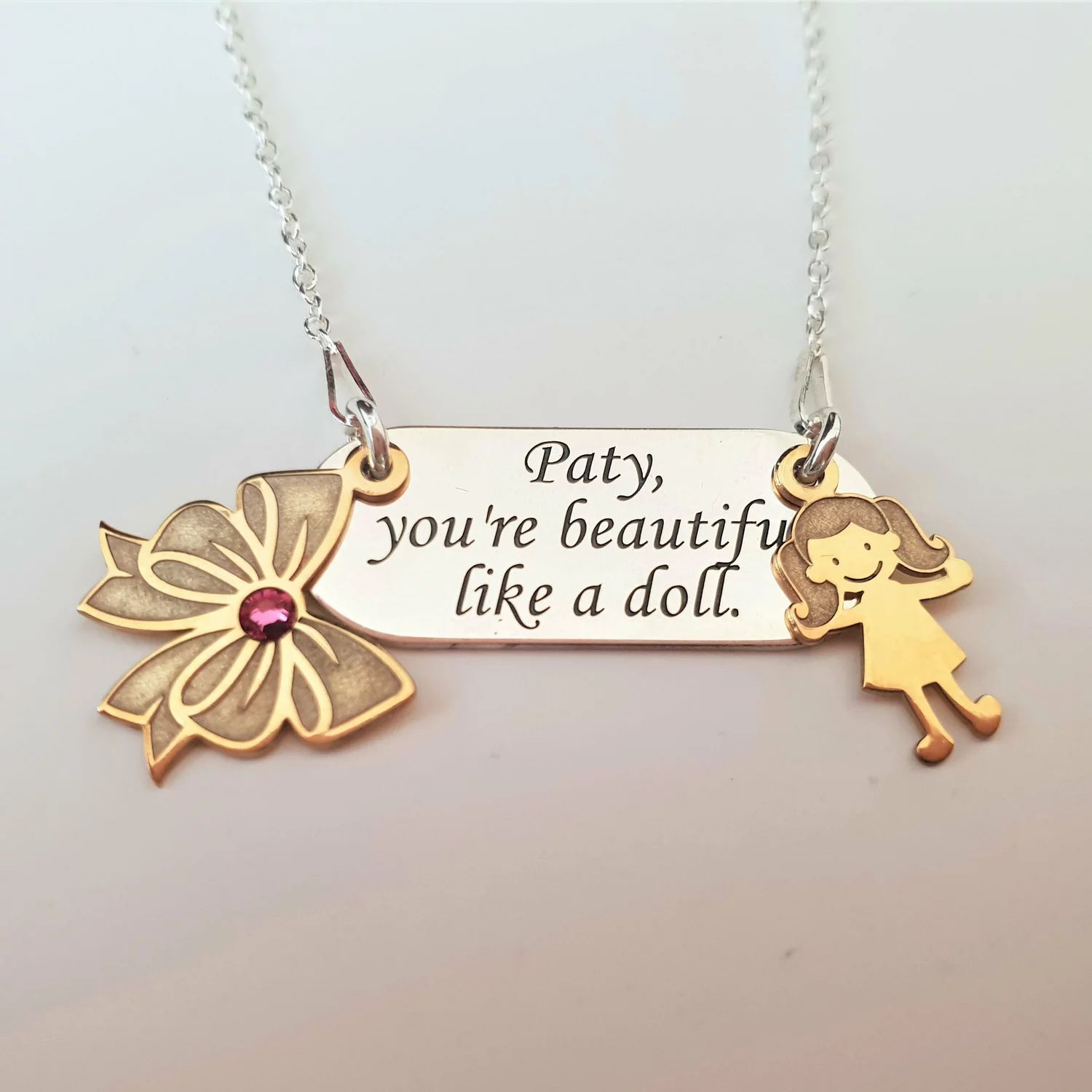 Lantisor cu placuta gravata si pandantive atasate - Beautiful like a doll - Argint 925