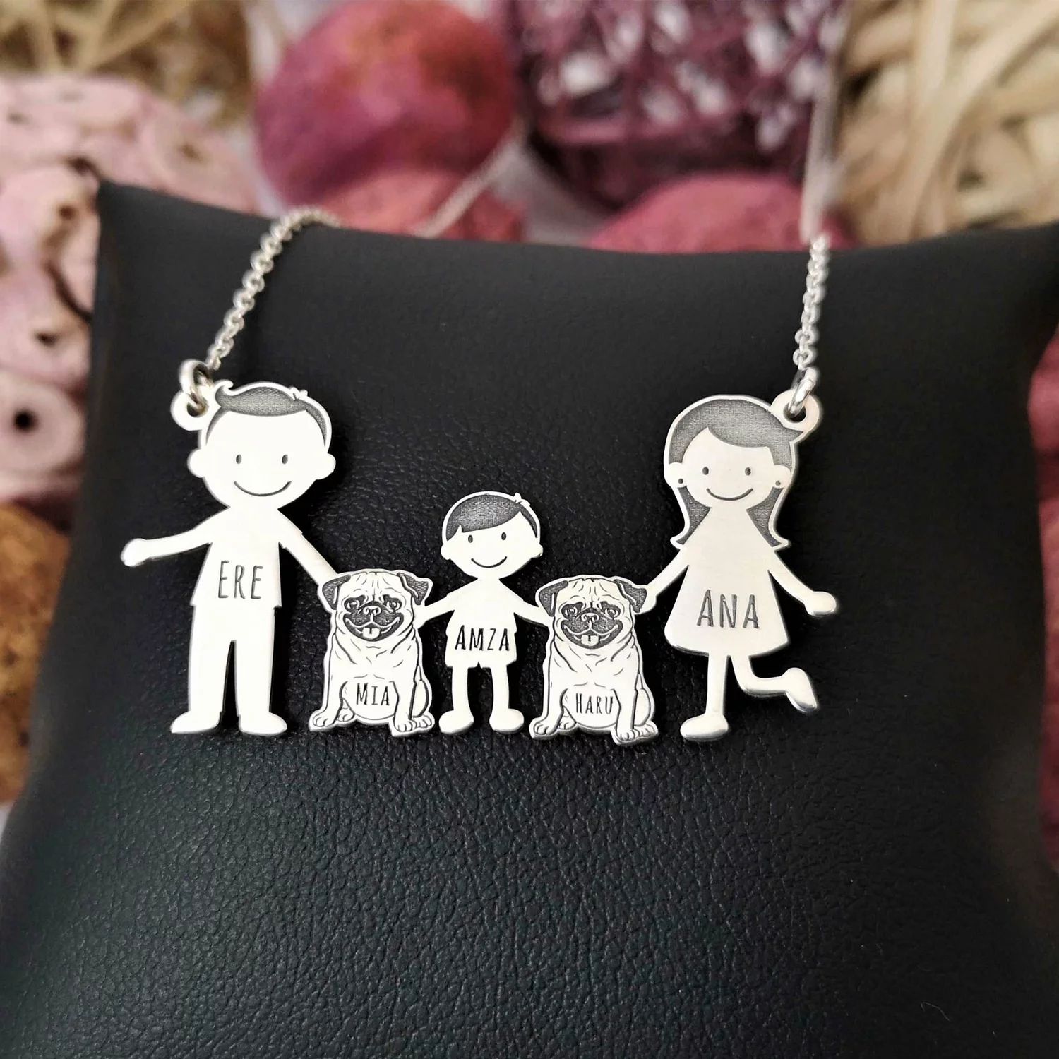 Lantisor Familie - 5 Membri cu 2 caini - Pug - Argint 925