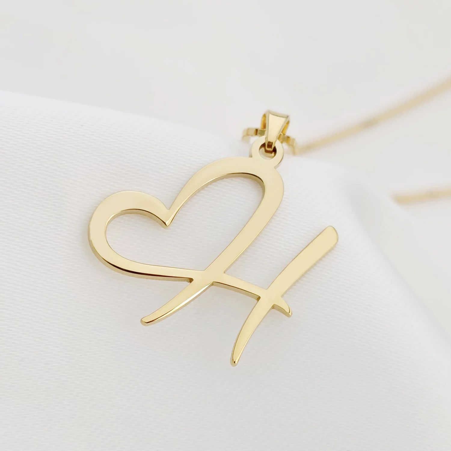Lantisor personalizat - Pandantiv cu initiala personalizata si inima - Argint placat cu Aur Galben 18K