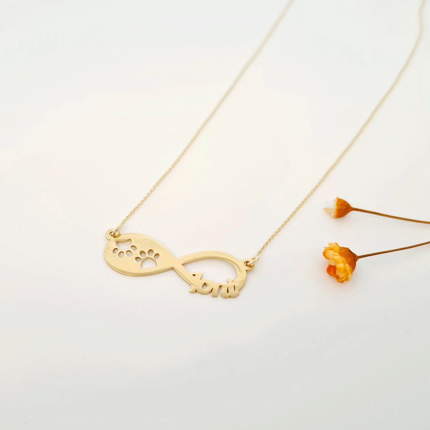 Lantisor personalizat - Pandantiv Infinit cu nume si labute decupate - Aur Galben 14K