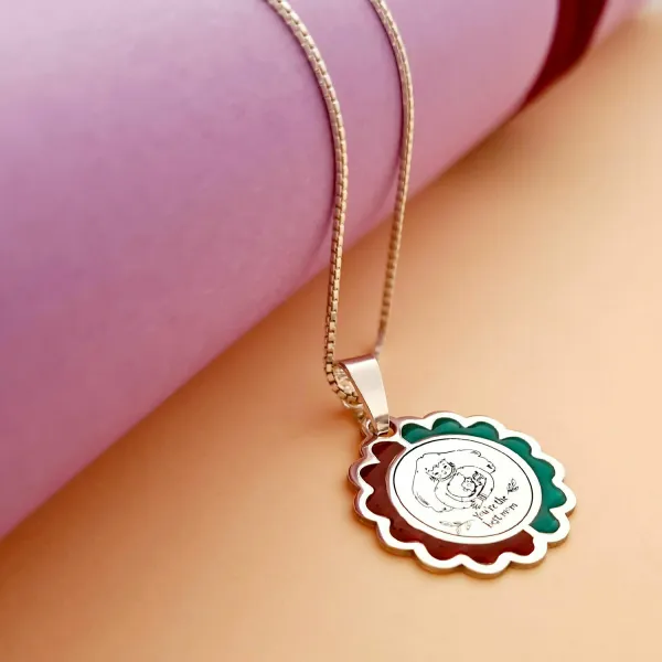 Lantisor personalizat decorat cu email - Pandantiv sub forma de floare - Gravura imbratisare mama&fiu si text  -  Argint 925