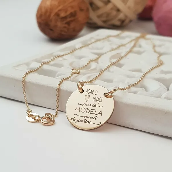 Lantisor personalizat - pandantiv banut 15 mm - Model educatoare/invatatoare - Aur Galben 14K