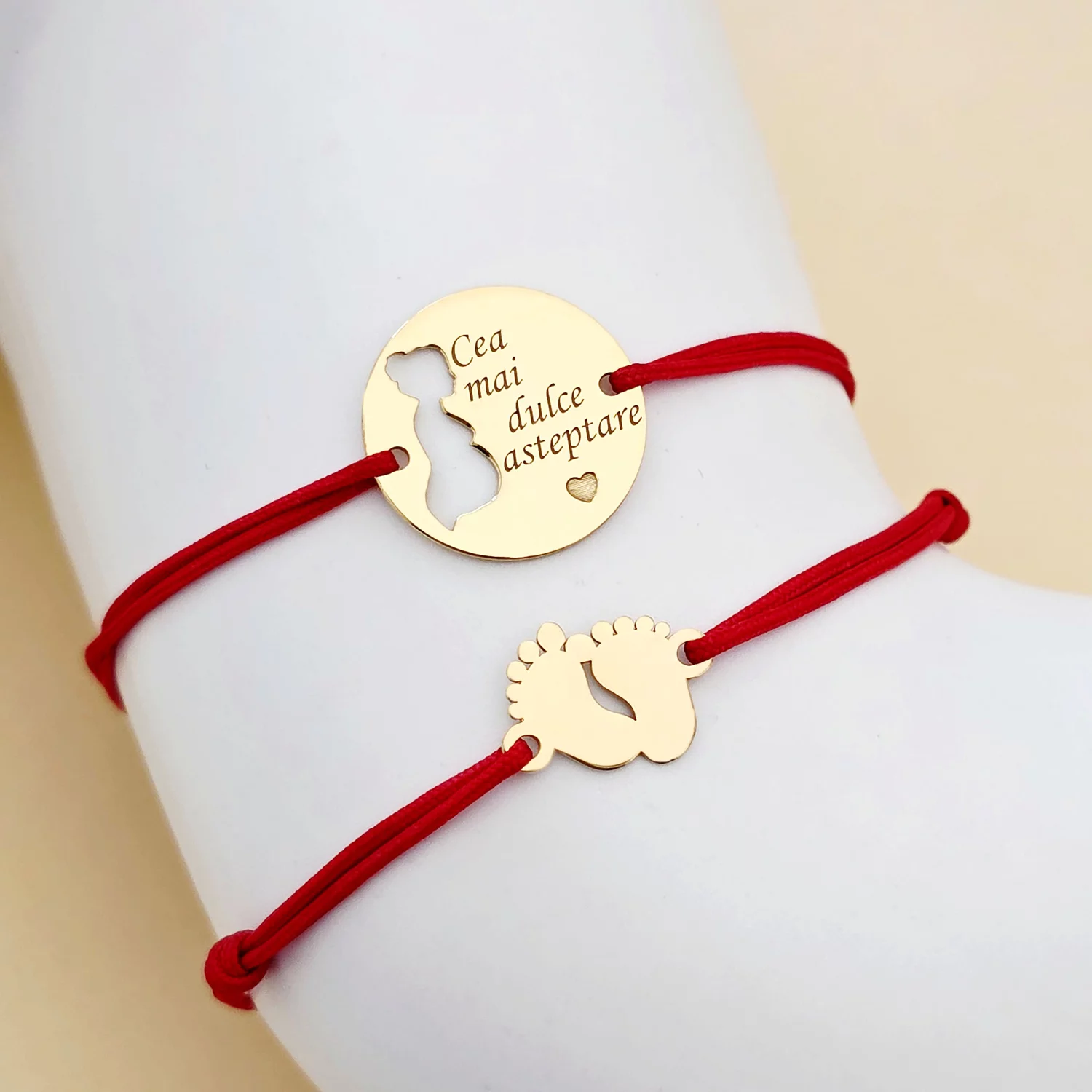 Set 2 bratari - Cea mai dulce asteptare - Bratara banut viitoare mamica 15 mm - Bratara picioruse 10x12 mm bebe - Argint 925 placat cu Aur Galben 18K - snur reglabil