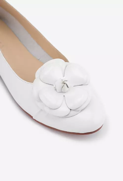 Balerini albi din piele cu ornament floare
