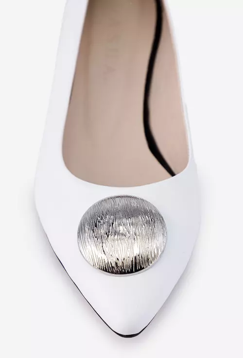 Balerini albi din piele cu ornament metalic