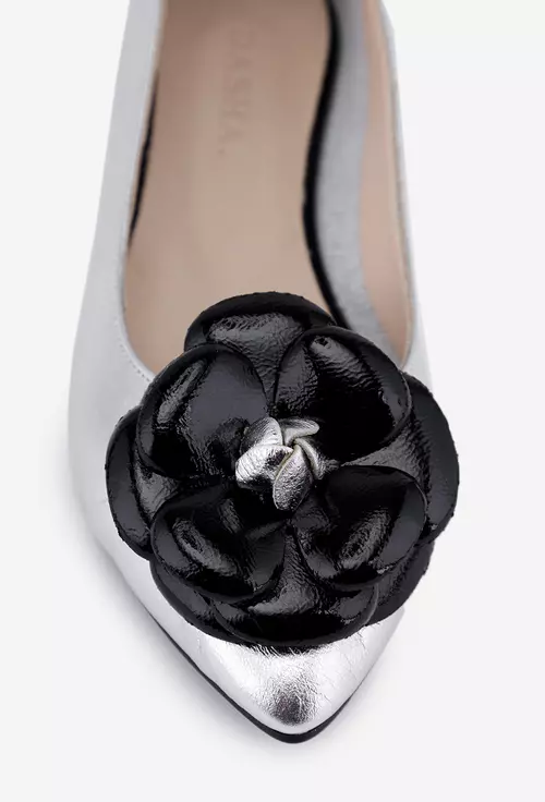 Balerini argintii din piele cu ornament floare