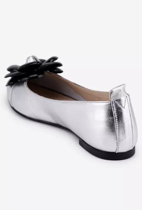 Balerini argintii din piele cu ornament floare
