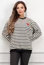 Bluza alba cu dungi si detaliu inima