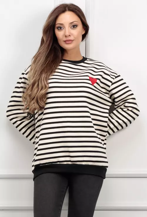 Bluza alba cu dungi si detaliu inima