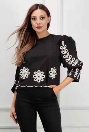Bluza neagra cu broderie si decupaje