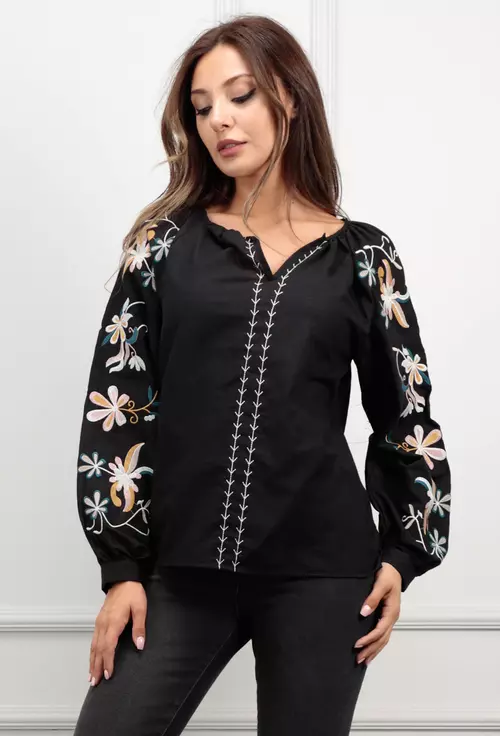 Bluza neagra cu detalii florale