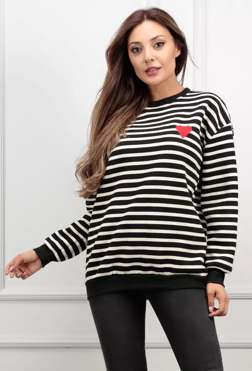 Bluza neagra cu dungi si detaliu inima