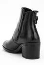 Botine negre din piele accesorizate