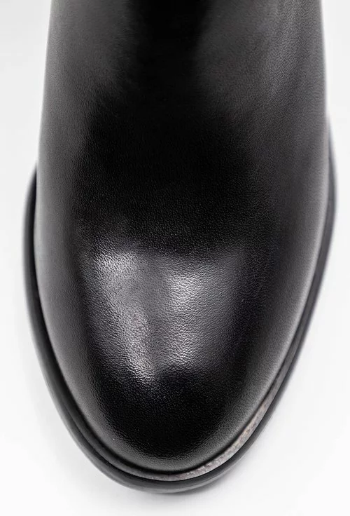 Botine negre din piele accesorizate cu o curea subtire
