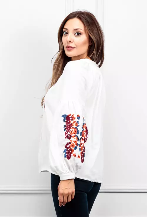 Camasa alba accesorizata cu detalii colorate