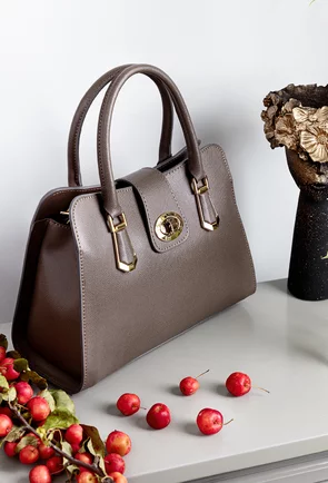 Geanta dama taupe din piele texturata cu detalii aurii