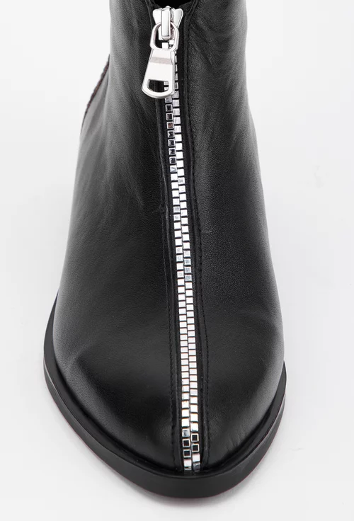 Ghete negre din piele cu model si ornament