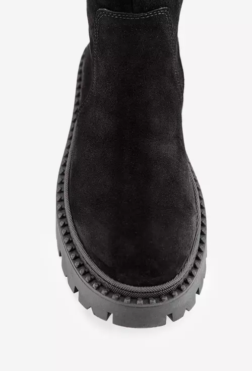 Ghete negre din piele intoarsa