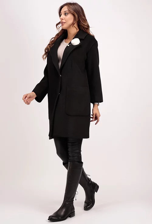 Palton negru cu detaliu stil brosa