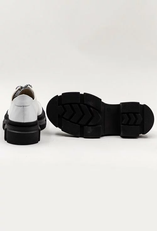 Pantofi albi din piele cu talpa neagra