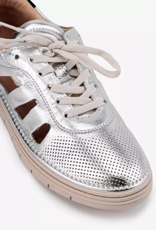 Pantofi argintii din piele cu siret si decupaje