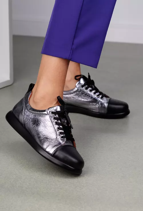 Pantofi argintii din piele cu varful negru
