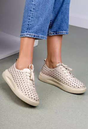 Pantofi bej din piele cu perforatii si inchidere siret