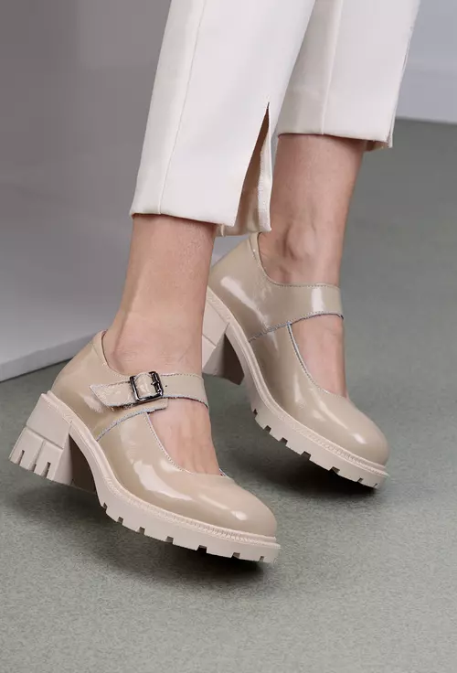 Pantofi bej din piele lacuita cu bareta