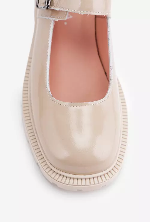 Pantofi bej din piele lacuita cu bareta