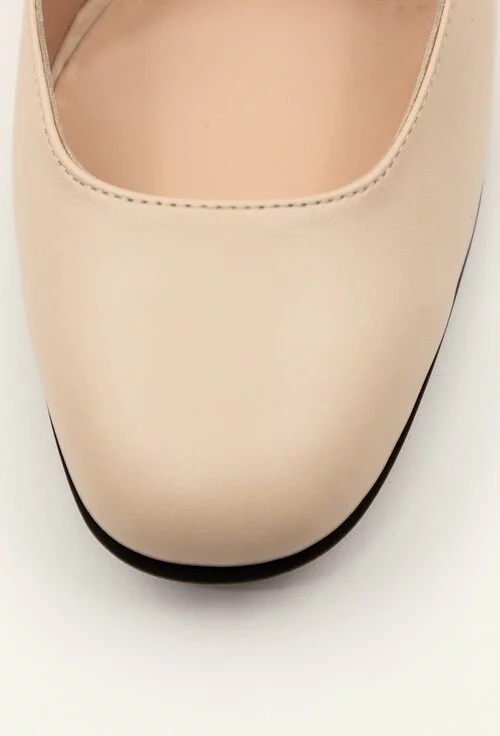 Pantofi bej din piele naturala cu detalii cu imprimeu