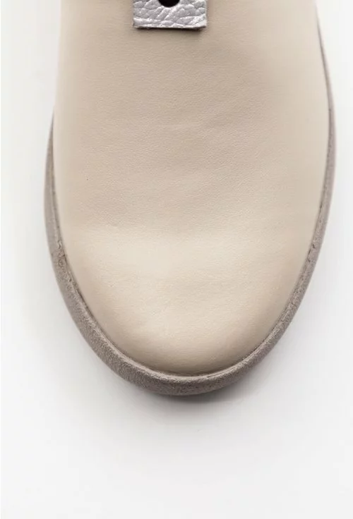 Pantofi casual din piele naturala taupe si portiuni argintii